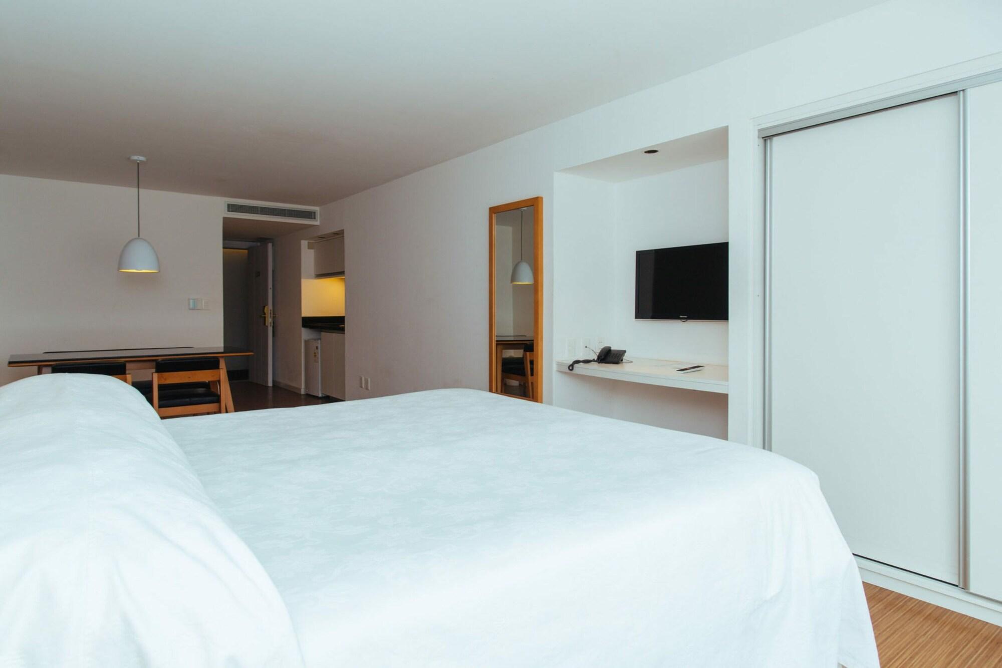 Golden & Hotel